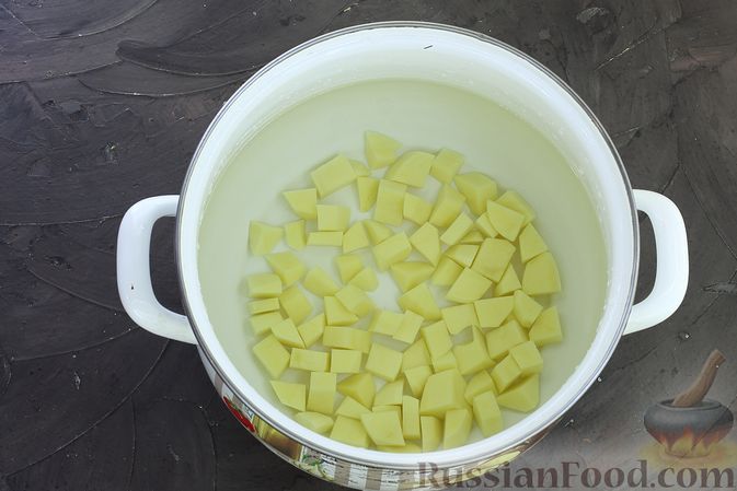 Фото изготовления рецепта: Томатный суп с клёцками - шаг №2