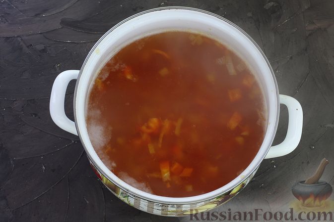 Фото изготовления рецепта: Томатный суп с клёцками - шаг №9