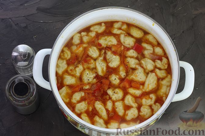 Фото изготовления рецепта: Томатный суп с клёцками - шаг №11