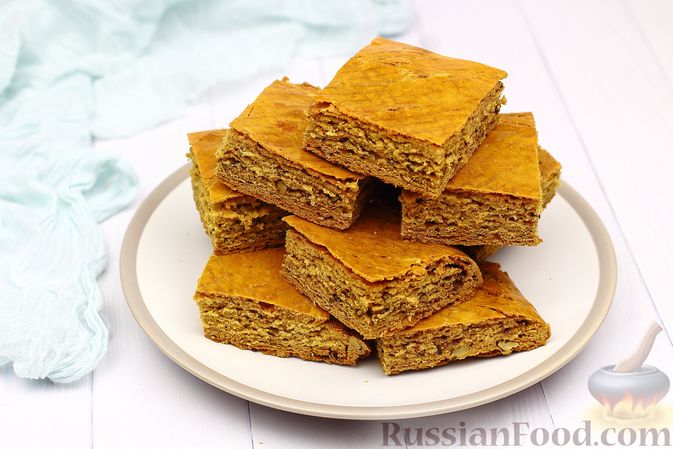 Фото изготовления рецепта: Слоёный пирог на кефире, с орешками и ванилью - шаг №21