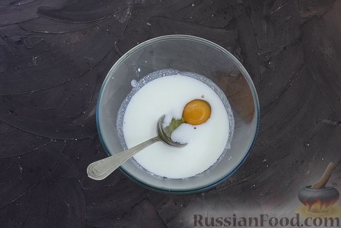 Фото изготовления рецепта: Слоёный пирог на кефире, с орешками и ванилью - шаг №3