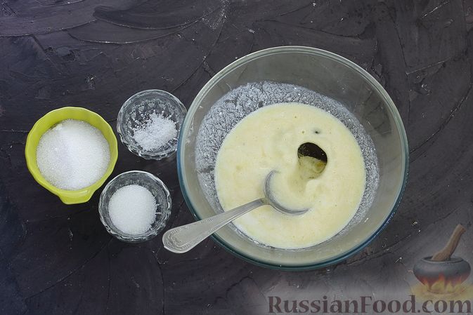 Фото изготовления рецепта: Слоёный пирог на кефире, с орешками и ванилью - шаг №4