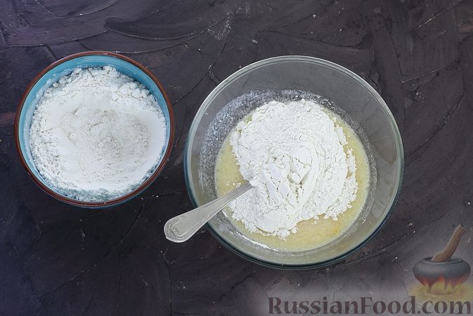 Фото изготовления рецепта: Слоёный пирог на кефире, с орешками и ванилью - шаг №5