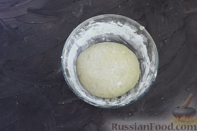 Фото изготовления рецепта: Слоёный пирог на кефире, с орешками и ванилью - шаг №6