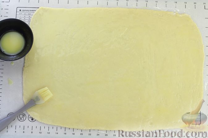 Фото изготовления рецепта: Слоёный пирог на кефире, с орешками и ванилью - шаг №10