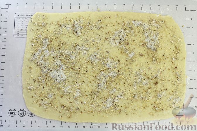 Фото изготовления рецепта: Слоёный пирог на кефире, с орешками и ванилью - шаг №11