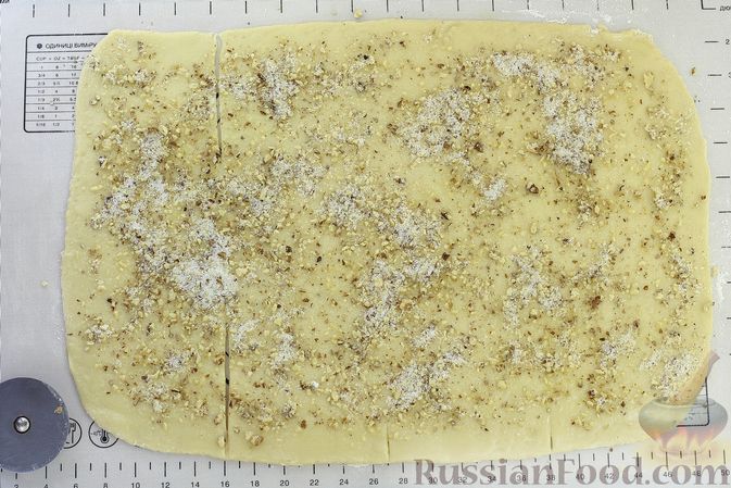 Фото изготовления рецепта: Слоёный пирог на кефире, с орешками и ванилью - шаг №12