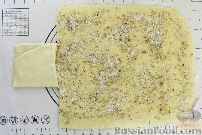 Фото изготовления рецепта: Слоёный пирог на кефире, с орешками и ванилью - шаг №14