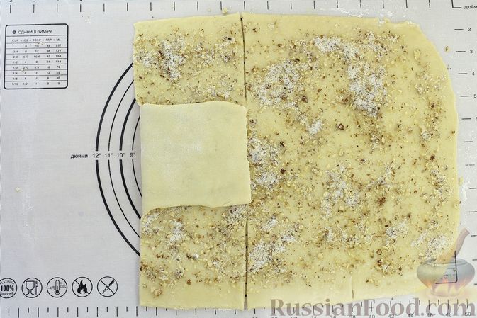 Фото изготовления рецепта: Слоёный пирог на кефире, с орешками и ванилью - шаг №15