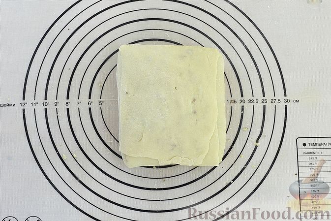 Фото изготовления рецепта: Слоёный пирог на кефире, с орешками и ванилью - шаг №16