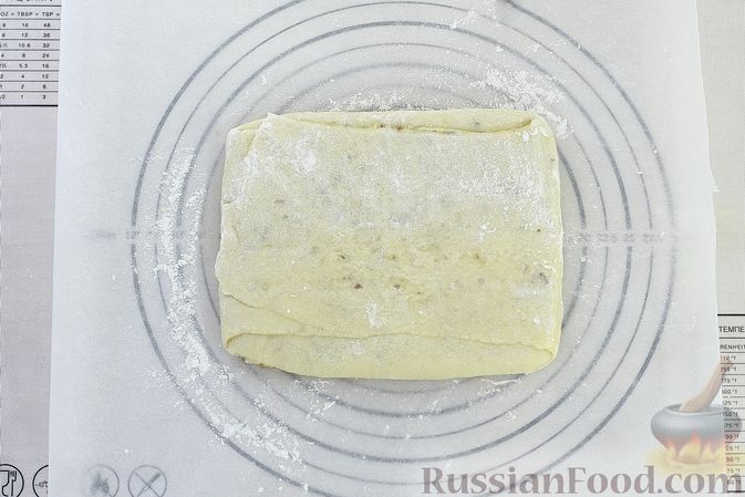 Фото изготовления рецепта: Слоёный пирог на кефире, с орешками и ванилью - шаг №17