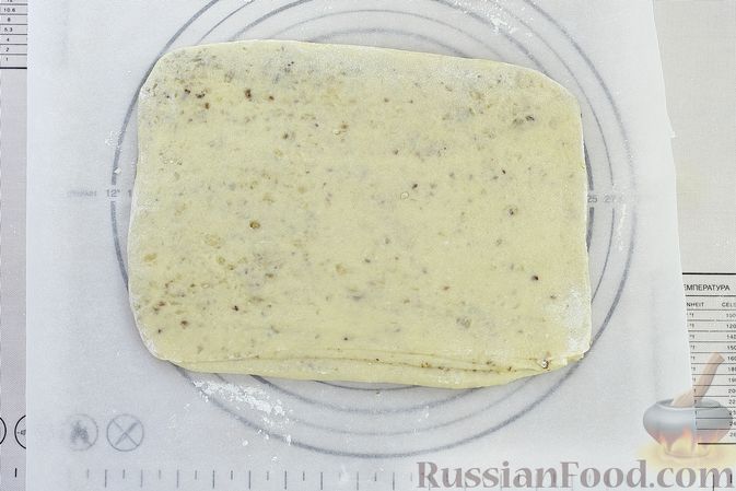 Фото изготовления рецепта: Слоёный пирог на кефире, с орешками и ванилью - шаг №18