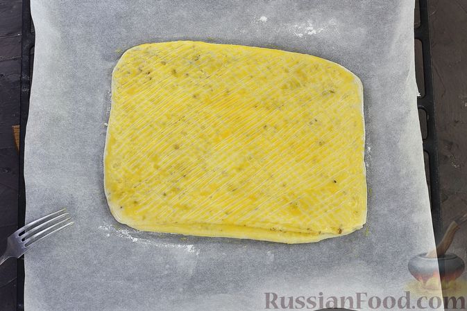 Фото изготовления рецепта: Слоёный пирог на кефире, с орешками и ванилью - шаг №19
