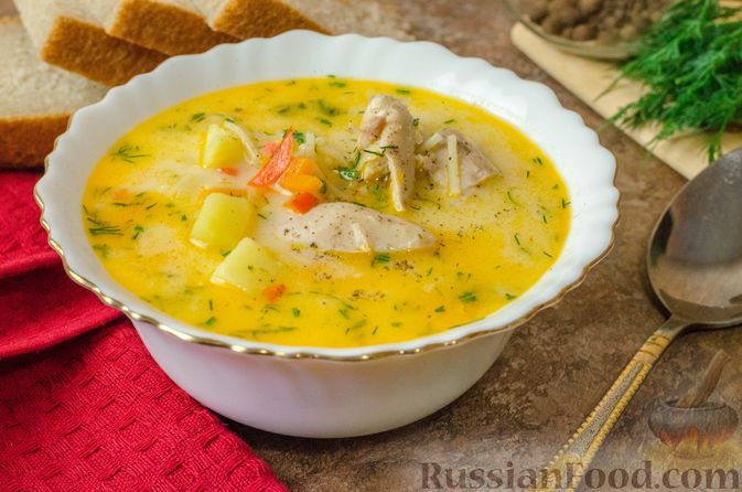 Фото к рецепту: Куриный суп со сметанной заправкой, перцем и сельдереем