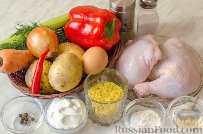 Фото изготовления рецепта: Куриный суп со сметанной заправкой, перцем и сельдереем - шаг №1