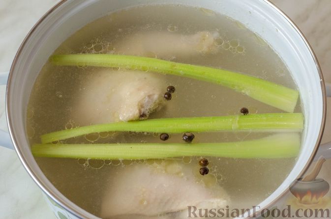 Фото изготовления рецепта: Куриный суп со сметанной заправкой, перцем и сельдереем - шаг №3