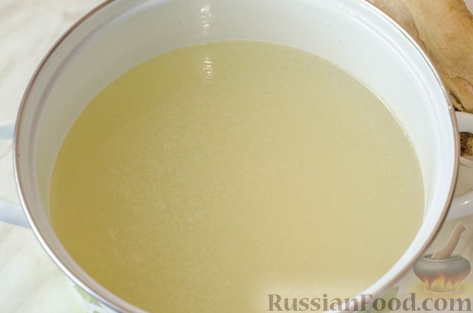 Фото изготовления рецепта: Куриный суп со сметанной заправкой, перцем и сельдереем - шаг №6