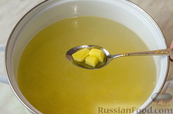 Фото изготовления рецепта: Куриный суп со сметанной заправкой, перцем и сельдереем - шаг №7