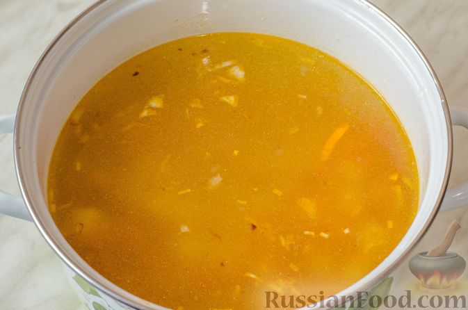 Фото изготовления рецепта: Куриный суп со сметанной заправкой, перцем и сельдереем - шаг №12