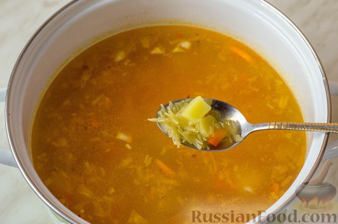 Фото изготовления рецепта: Куриный суп со сметанной заправкой, перцем и сельдереем - шаг №13