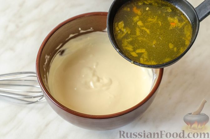 Фото изготовления рецепта: Куриный суп со сметанной заправкой, перцем и сельдереем - шаг №16