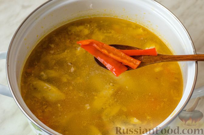 Фото изготовления рецепта: Куриный суп со сметанной заправкой, перцем и сельдереем - шаг №17