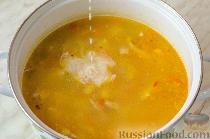 Фото изготовления рецепта: Куриный суп со сметанной заправкой, перцем и сельдереем - шаг №18