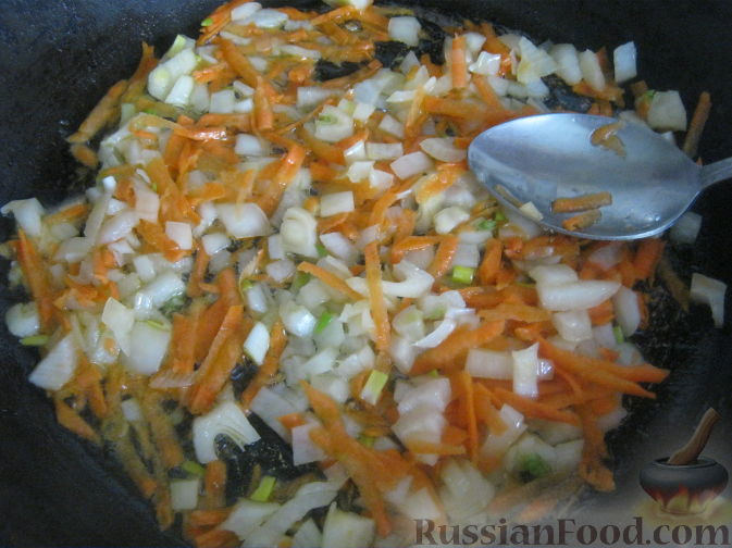 Фото приготовления рецепта: Слоёный салат с говядиной, картофелем, морковью и кукурузой - шаг №12