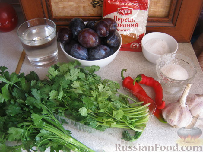 Фото приготовления рецепта: Соус ткемали из сливы венгерки - шаг №1