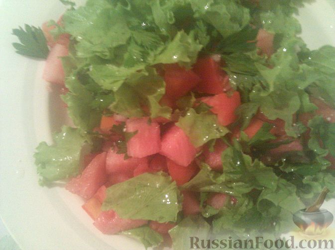 Фото приготовления рецепта: Салат из арбуза с овощами и брынзой - шаг №6