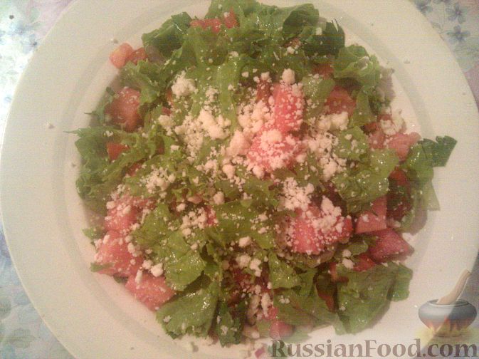 Фото приготовления рецепта: Салат из арбуза с овощами и брынзой - шаг №7