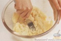 Фото приготовления рецепта: Картофельные зразы с консервированной рыбой и яйцами - шаг №7