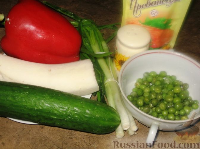 Фото приготовления рецепта: Салат с дайконом, красным перцем и огурцом - шаг №1