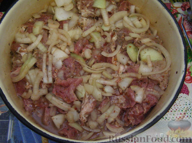 Фото приготовления рецепта: Свекольные оладьи с творогом и яблоком - шаг №3