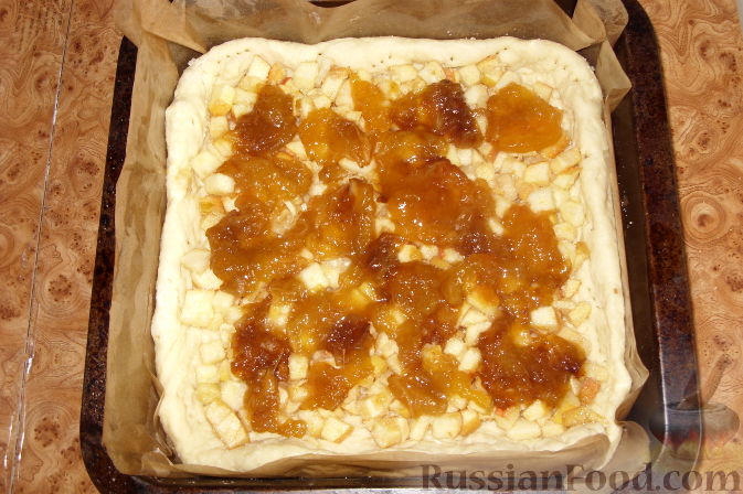 Фото приготовления рецепта: Открытый пирог с яблоками и сливами - шаг №2