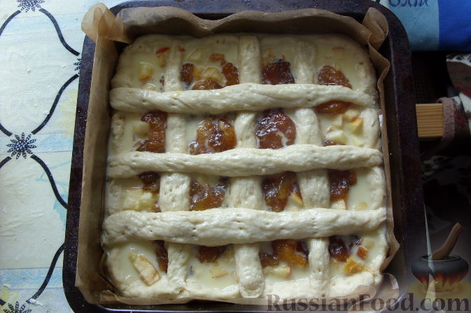 Фото приготовления рецепта: Открытый пирог с яблоками и сливами - шаг №3