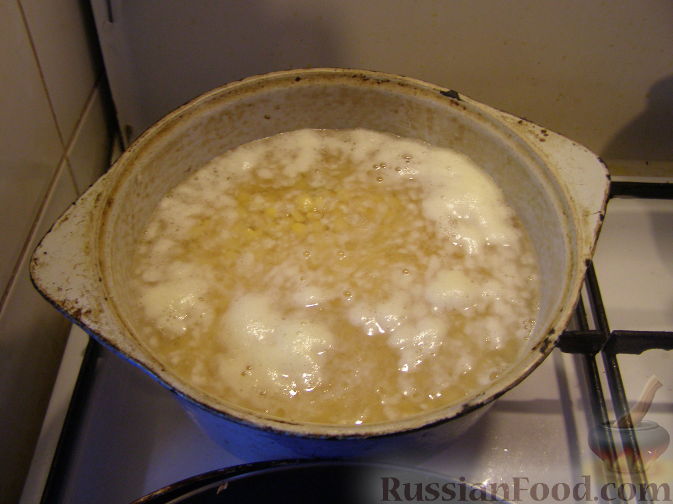 Фото приготовления рецепта: Картофельные зразы с консервированной рыбой и яйцами - шаг №1