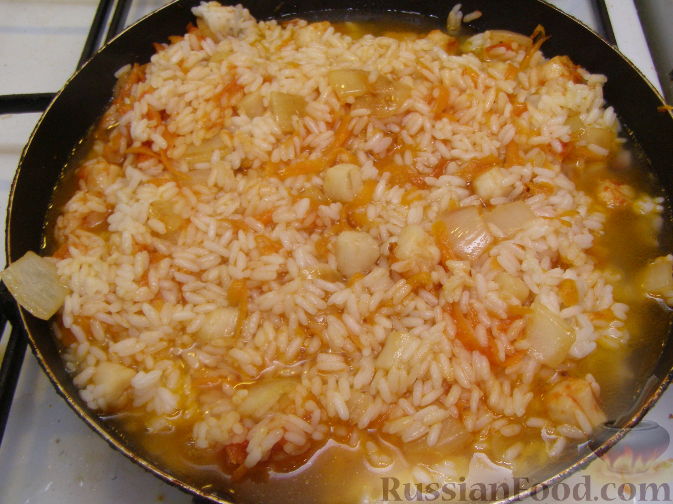 Фото приготовления рецепта: Томатный суп с мясными фрикадельками и рисом - шаг №11