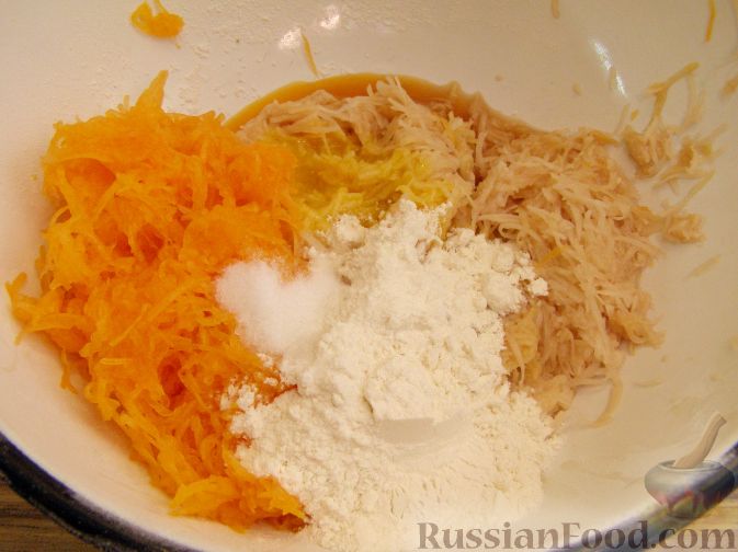Фото приготовления рецепта: Оладьи из картофеля и тыквы - шаг №5