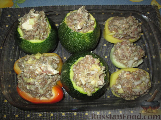 Фото приготовления рецепта: Салат со свёклой, сельдью, картофелем, плавленым сыром и яблоком - шаг №11