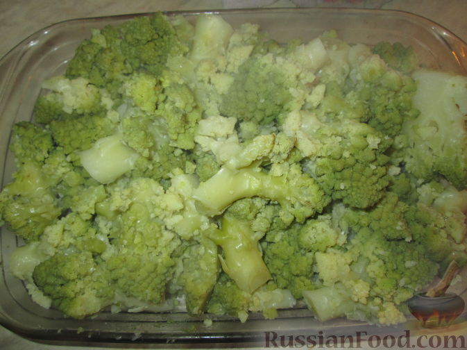 Фото приготовления рецепта: Цветная капуста, запеченная с соусом Морней - шаг №5