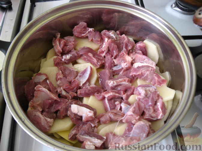 Фото приготовления рецепта: Говядина в листьях смородины - шаг №7