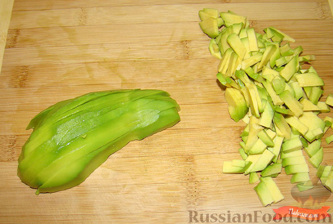 Фото приготовления рецепта: Салат из крабовых палочек и авокадо - шаг №1
