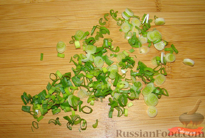 Фото приготовления рецепта: Салат из крабовых палочек и авокадо - шаг №6