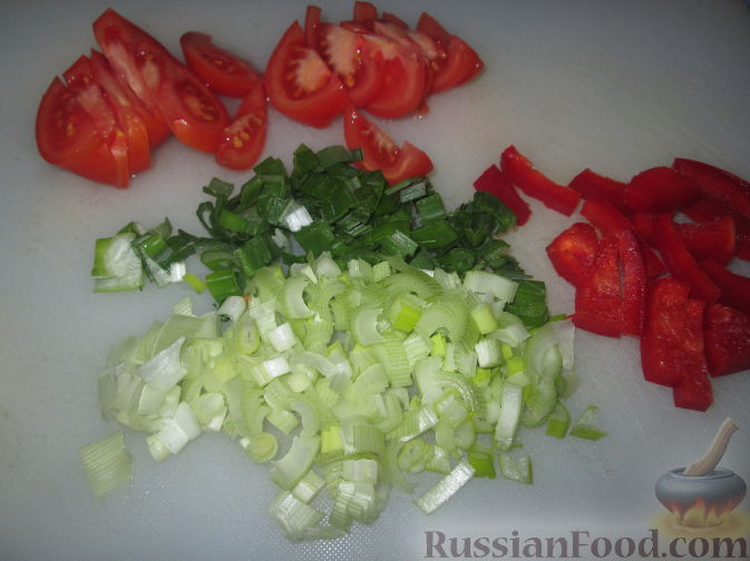 Фото приготовления рецепта: Салат со стручковой фасолью - шаг №2