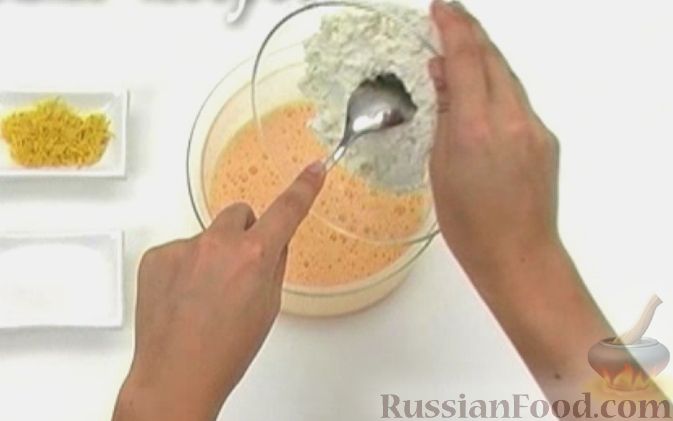 Фото приготовления рецепта: Чизкейк творожный со сливами - шаг №6