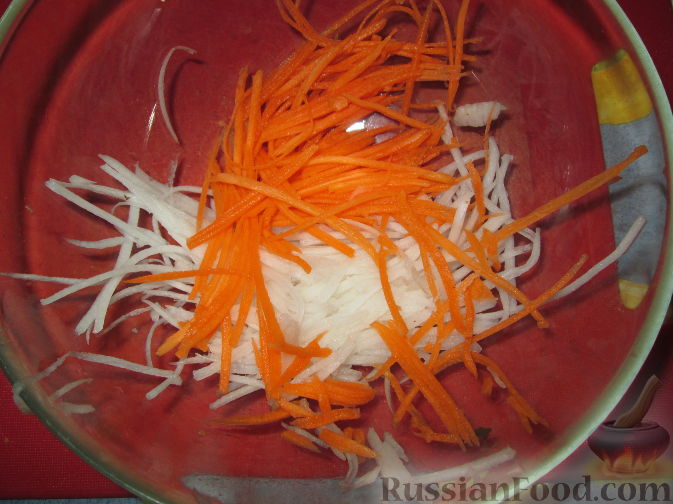 Фото приготовления рецепта: Салат с дайконом и ростками сои - шаг №1