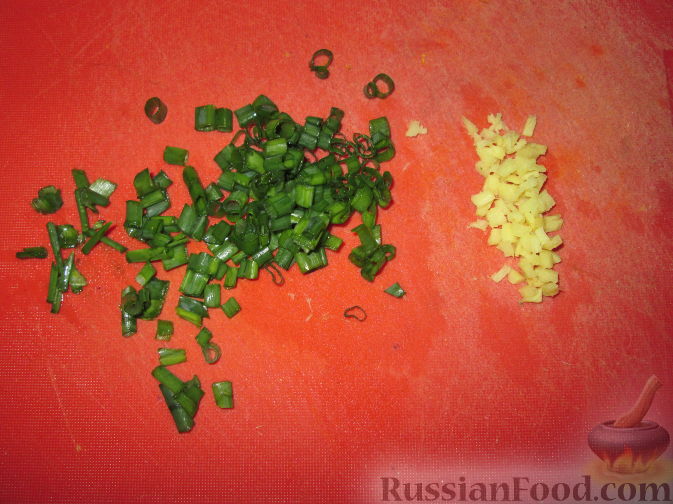 Фото приготовления рецепта: Салат с дайконом и ростками сои - шаг №3