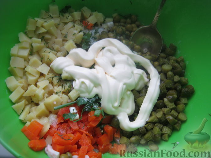 Фото приготовления рецепта: Салат "Оливье" вегетарианский - шаг №8