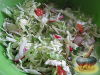 Фото к рецепту: Салат из молодой капусты, редиски и помидоров